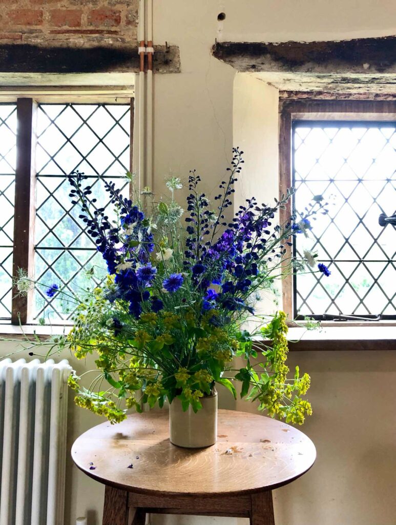 Ein Strauß mit frischen Blumen - am liebsten aus dem Garten - sorgt für englisches Landhausleben im Innenraum. Foto: Simone Orlik 