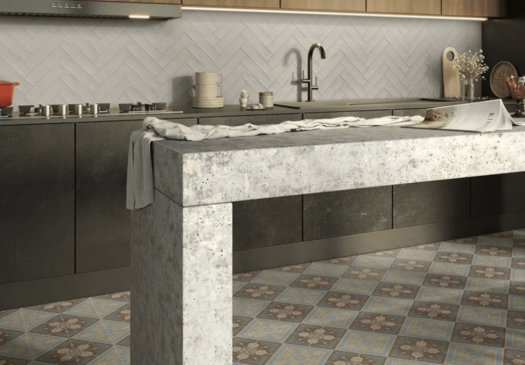 In diesem Bild ist eine Küche in der Vintagefliesen von Revoir Paris auf dem Boden liegen. Diese Fliesen haben eine Zementfliesenoptik