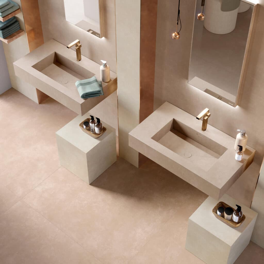 Badezimmer mit Waschbecken aus Feinsteinzeug