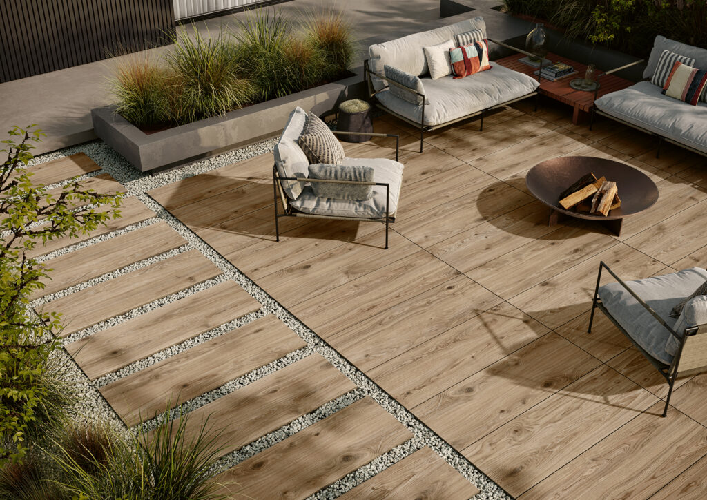 Terrasse im gemütlichen Stil, bequeme Möbel laden zum gemeinsamen Beisammen sein ein. Gefliest wurde es mit einer natürlichen Holzoptikfliese