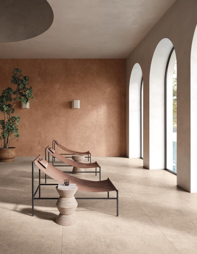 Ruheraum mit rot bräunlichen Fliesen Ton in Ton gefugt.