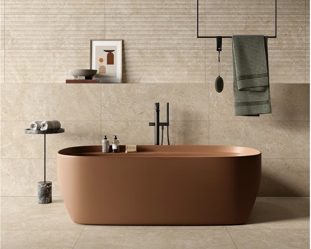 braune Badewanne an der Wand und am Boden beige Fliesen