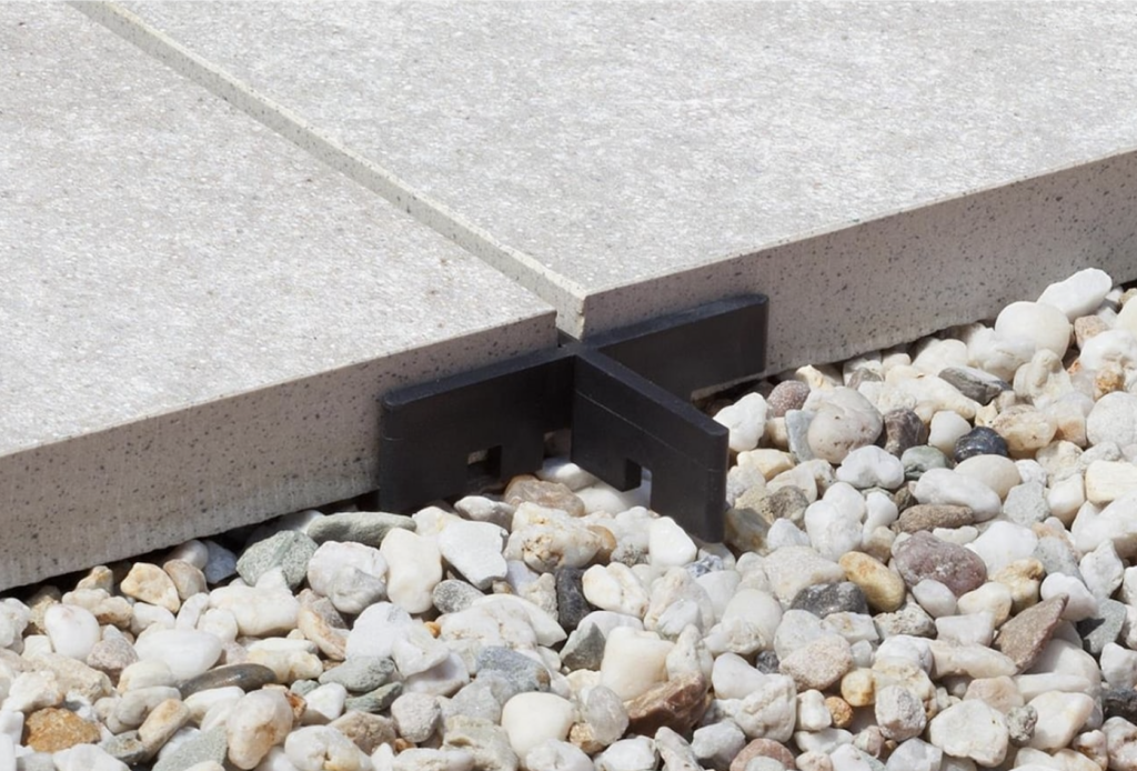 Hier sieht man zwei Terrassenfliesen auf einem Stelzlager