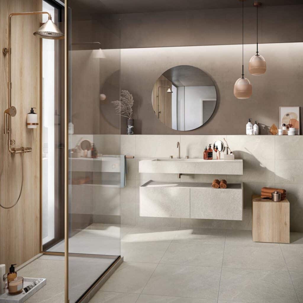 Badezimmer mit Dusche und Waschtisch aus Feinsteinzeug in hellem grau. Verfugt mit Servoperal Royal silbergrau