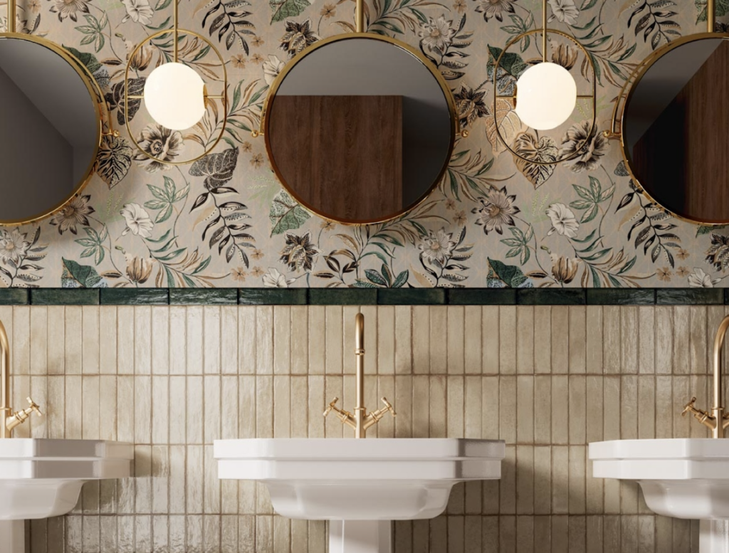 Das Bild zeigt einen Waschtischbereicht mit vertikal verlegten Metrofliesen bis 1,20 m hoch, dadrüber ist ein Blumentapete hinter den Spiegeln