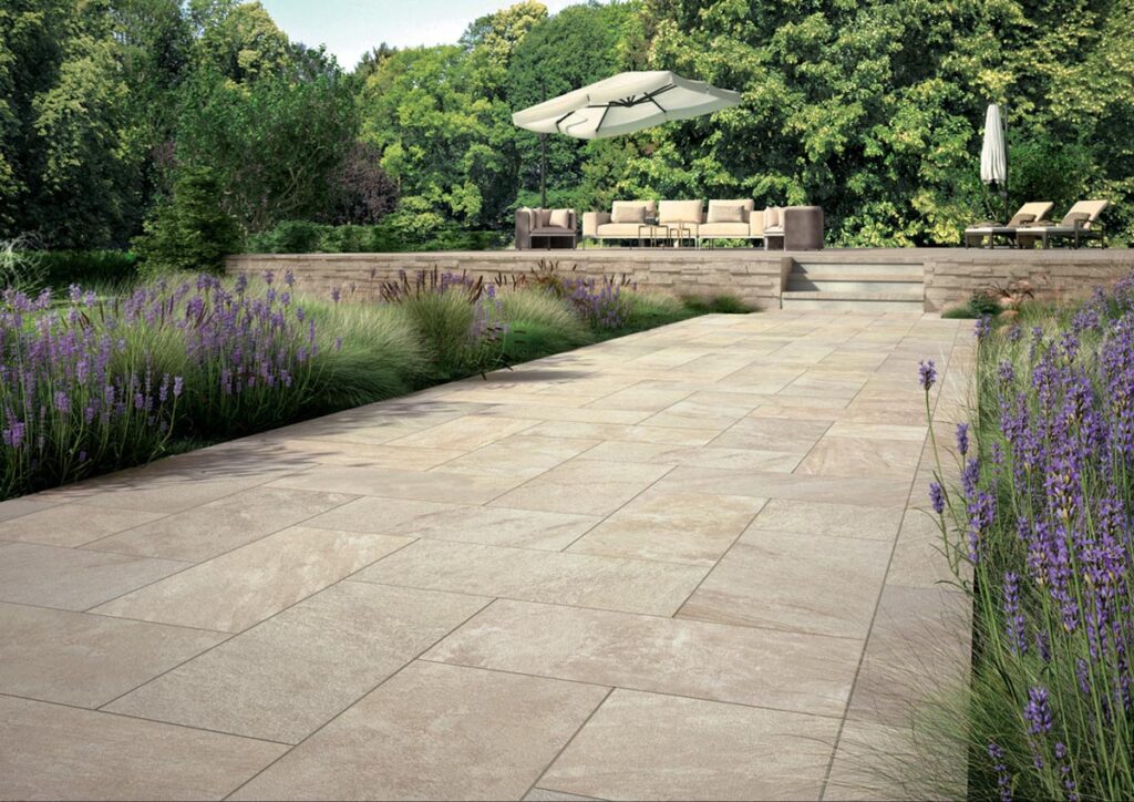 Terrassenbereich mit ganz viel Lavendel drum herum