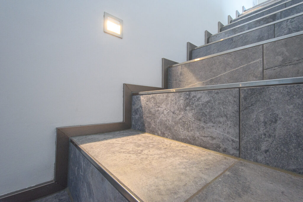 Kantenschutz an der Treppe durch eine Quader-Schiene