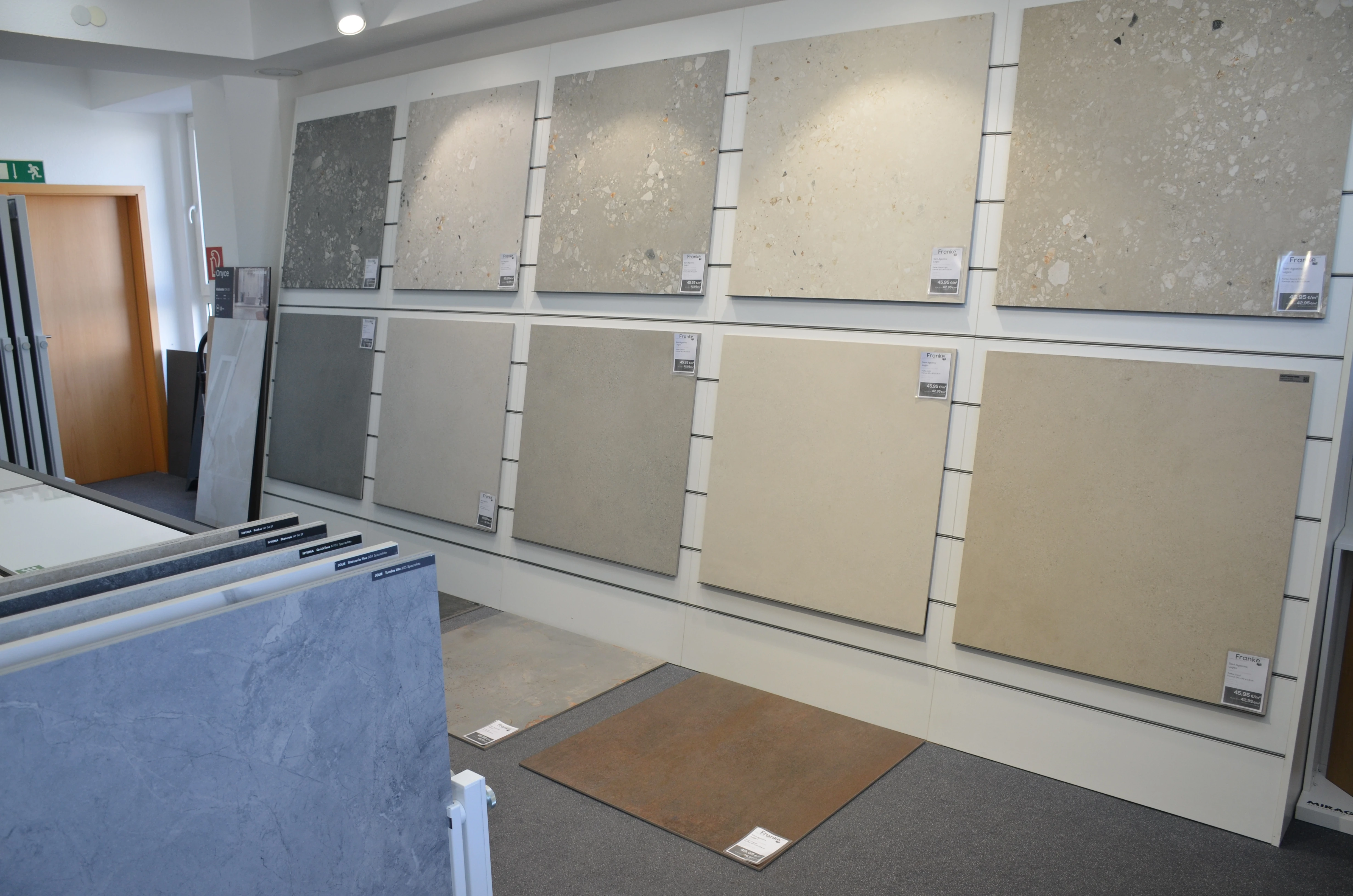 Ausstellung Franke Raumwert. Wand mit verschiedenen Fliesen zur Betrachtung.