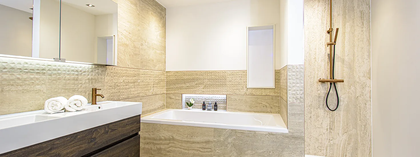 Ausstellung Franke Raumwert. Wand mit verschiedenen Fliesen zur Betrachtung.