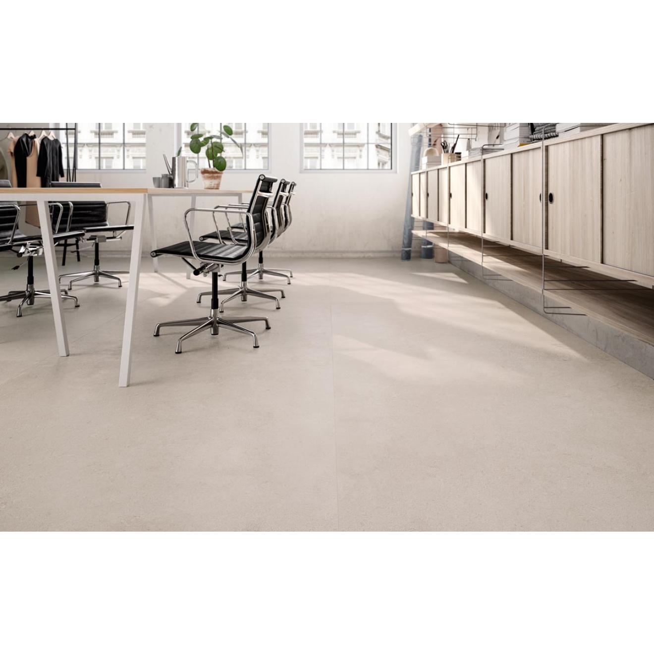 Fliese Sant Agostino Highstone in der Farbe Greige verlegt unter einem Schreibtisch