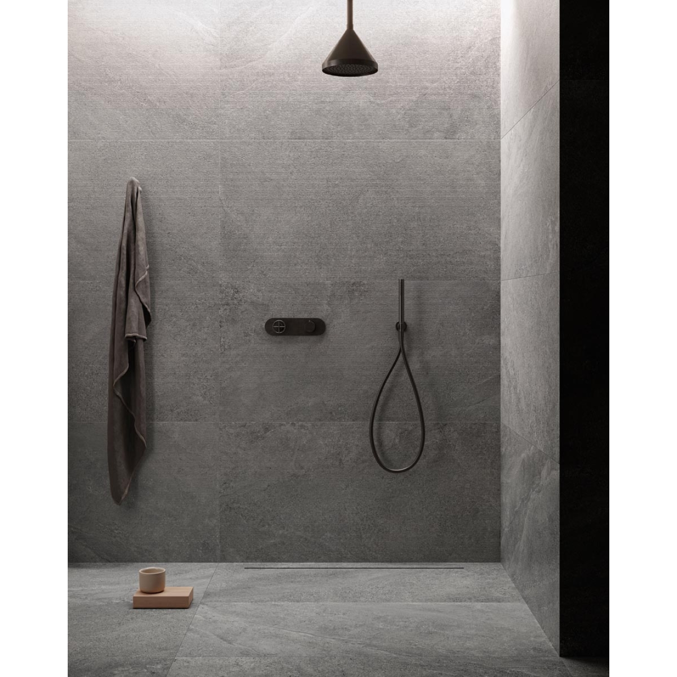 Fliese Sant Agostino Bergstone in der Farbe Dark verlegt in einer Dusche