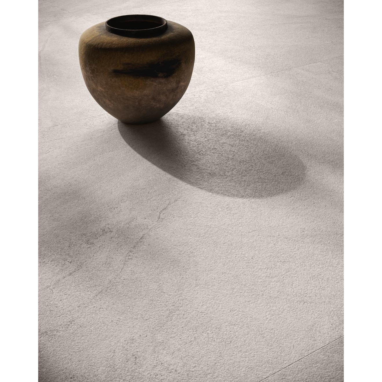 Fliese Sant Agostino Bergstone in der Farbe Light verlegt unter eine Vase