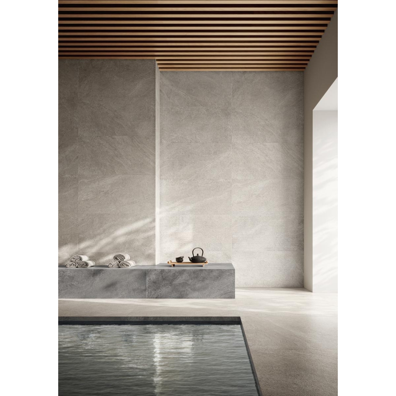 Fliese Sant Agostino Bergstone in der Farbe Pearl verlegt in einem Schwimmbad