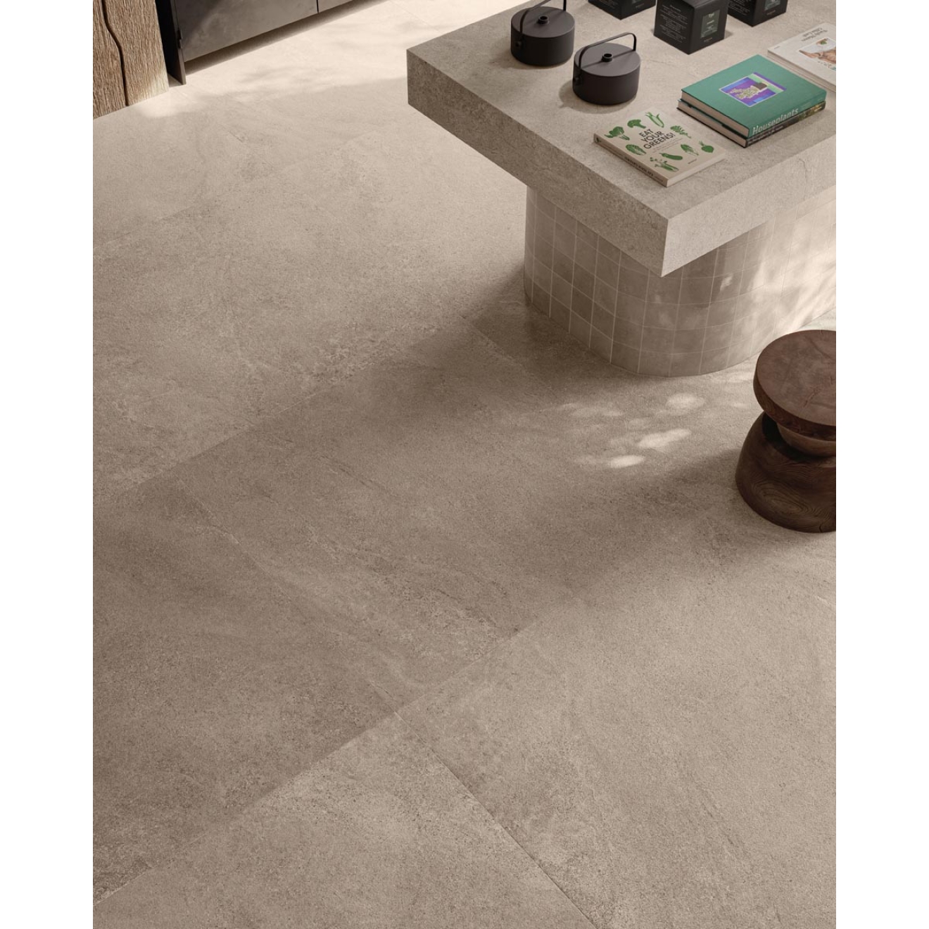 Fliese Sant Agostino Bergstone in der Farbe Sand verlegt an einem Tisch