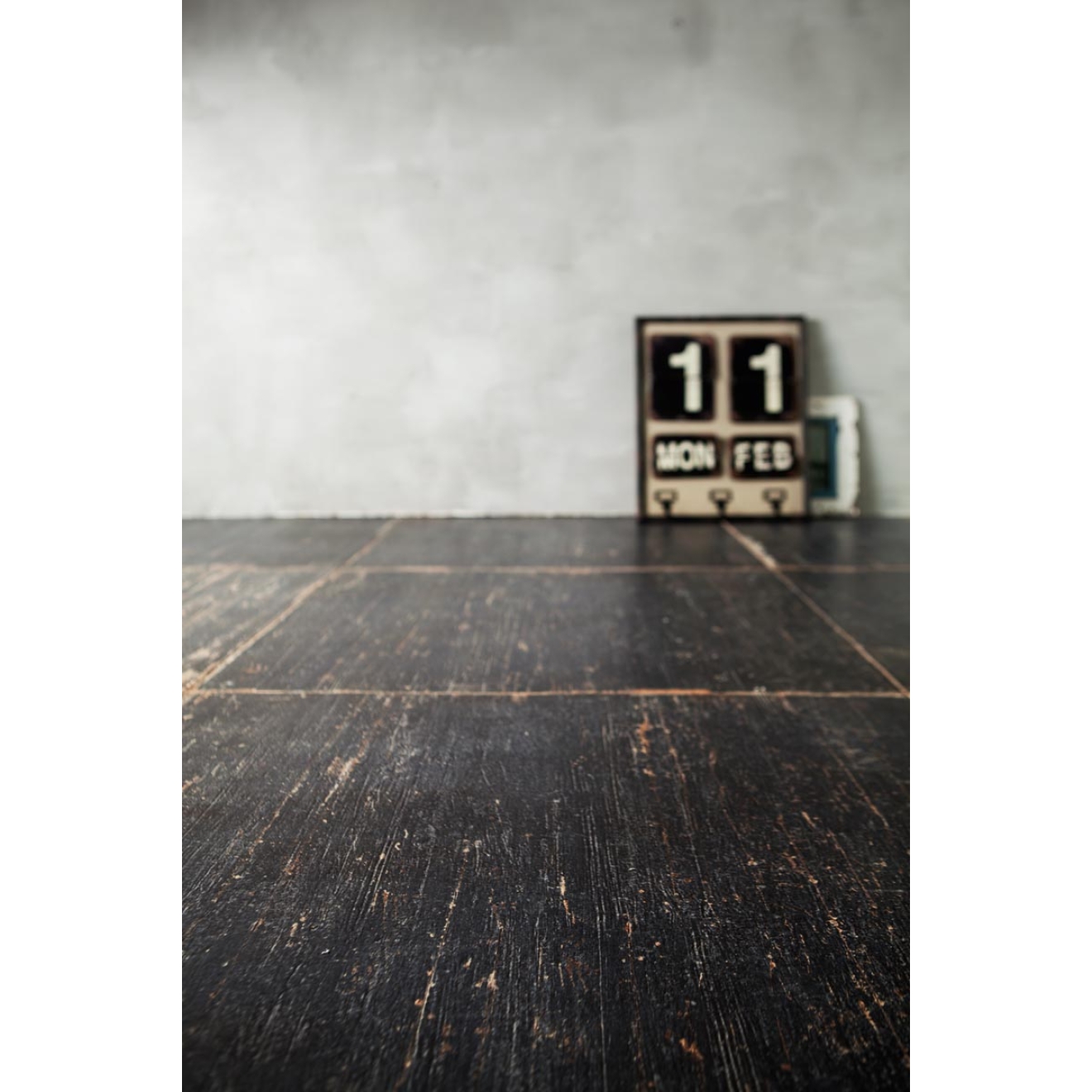 Fliese Sant Agostino Blendart in der Farbe Dark verlegt unter einem Kalender