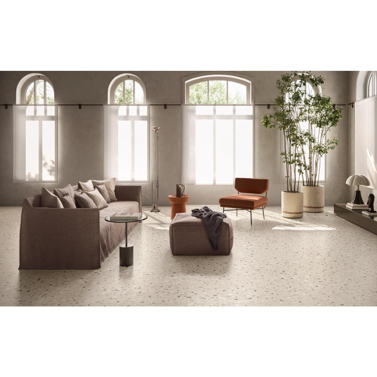 Fliese Sant Agostino Deconcrete in der Farbe De-Medium Sand verlegt in einem Wohnzimmer