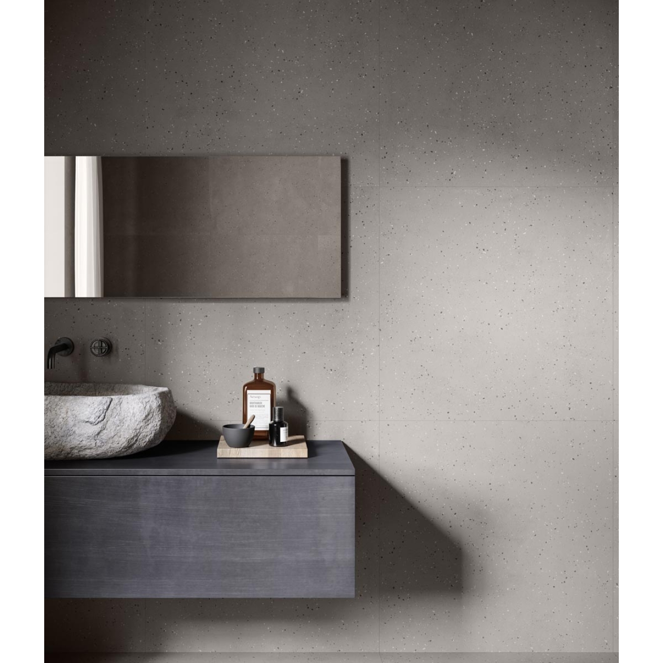 Fliese Sant Agostino Deconcrete in der Farbe De-Micro Pearl verlegt hinter einem Waschbecken