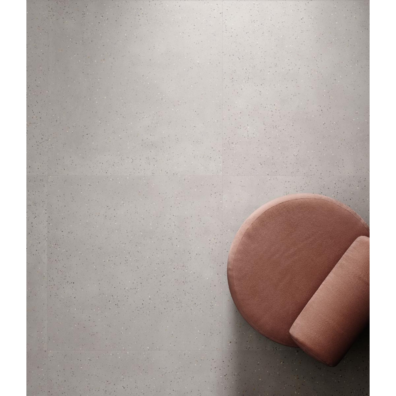 Fliese Sant Agostino Deconcrete in der Farbe De-Micro Pearl verlegt unter einem Sessel