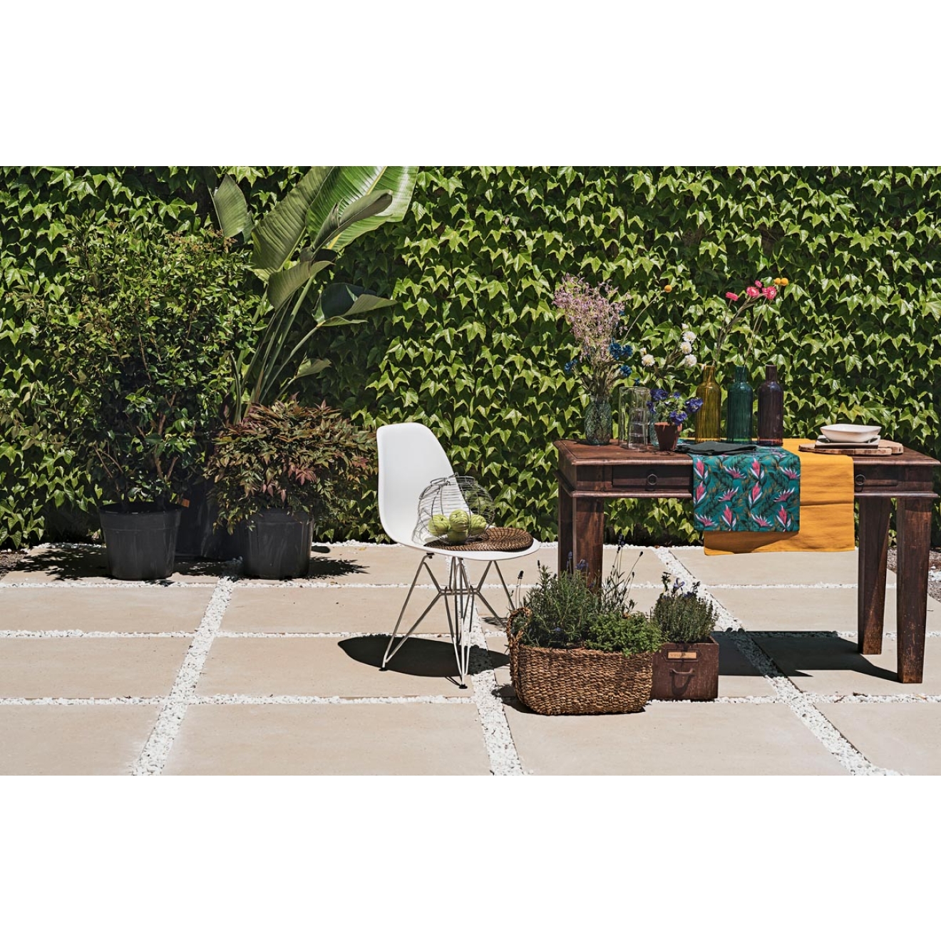 Fliese Sant Agostino Deconcrete in der Farbe De-Micro Sand verlegt auf einer Terrasse