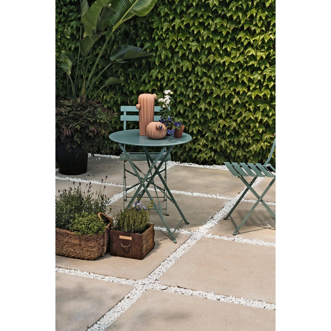 Fliese Sant Agostino Deconcrete in der Farbe De-Micro Sand verlegt auf einer Terrasse