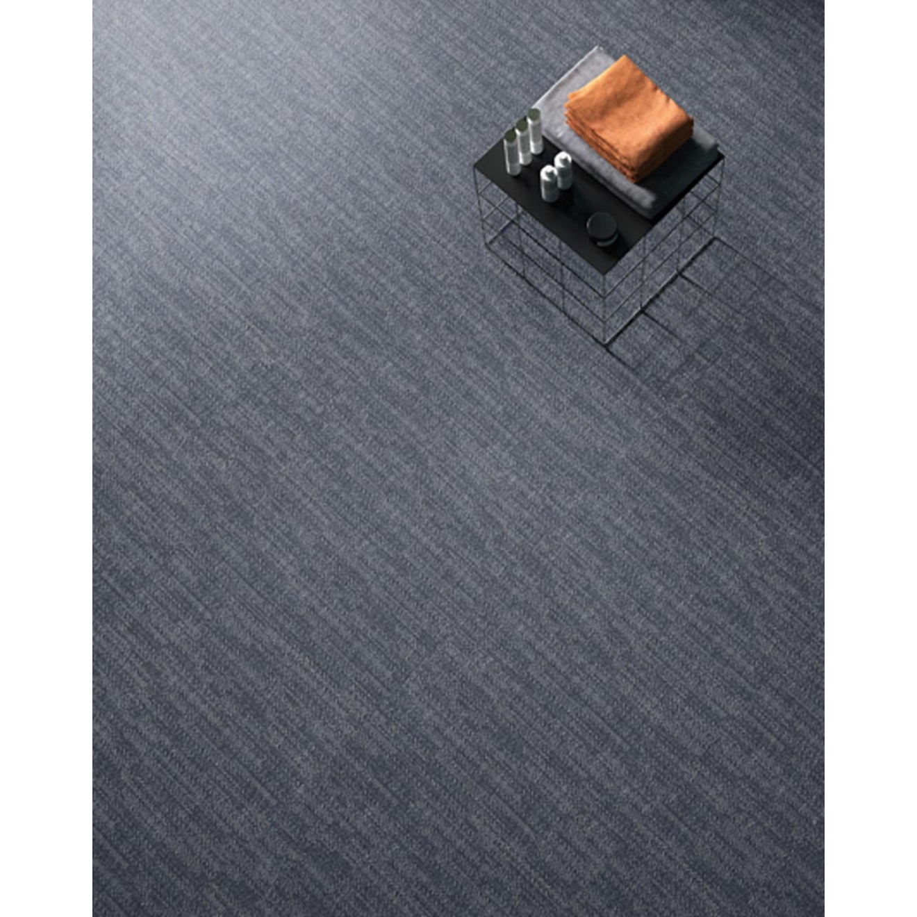 Fliese Sant Agostino Digitalart in der Farbe Denim verlegt unter einem Tisch