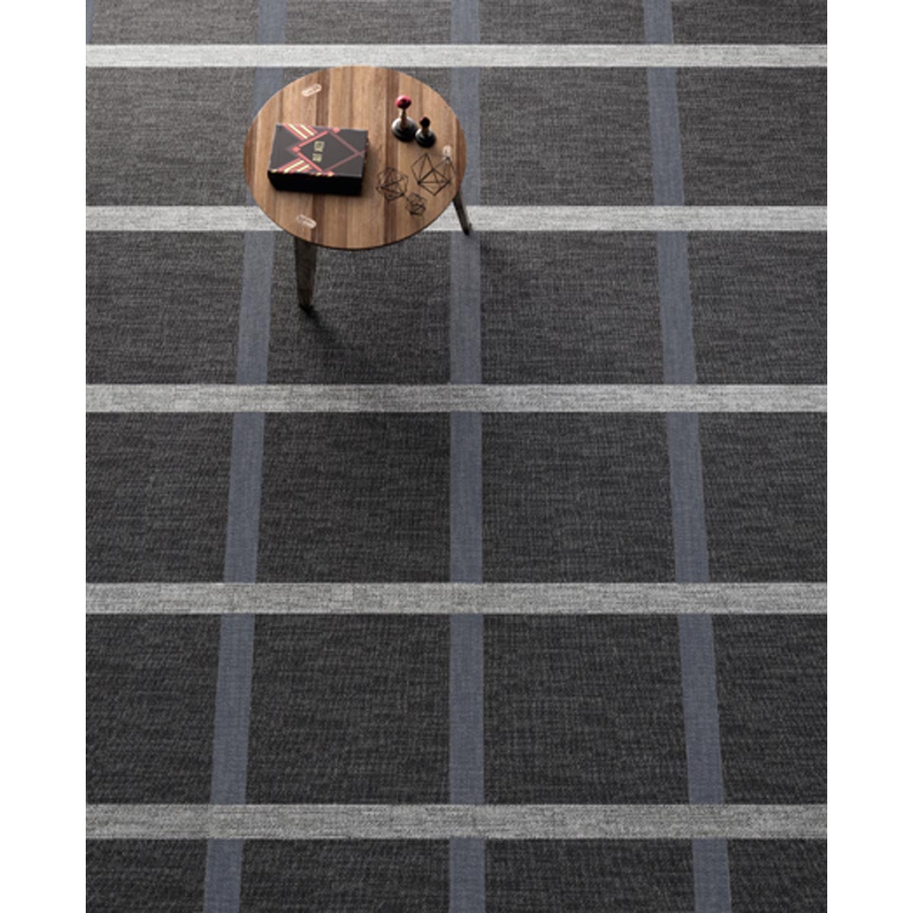 Fliese Sant Agostino Digitalart in der Farbe Denim verlegt unter einem runden Tisch