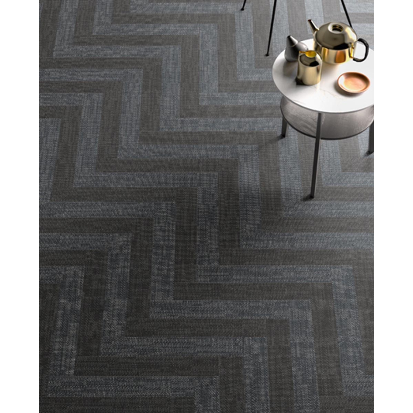 Fliese Sant Agostino Digitalart in der Farbe Denim verlegt unter einem runden Tisch