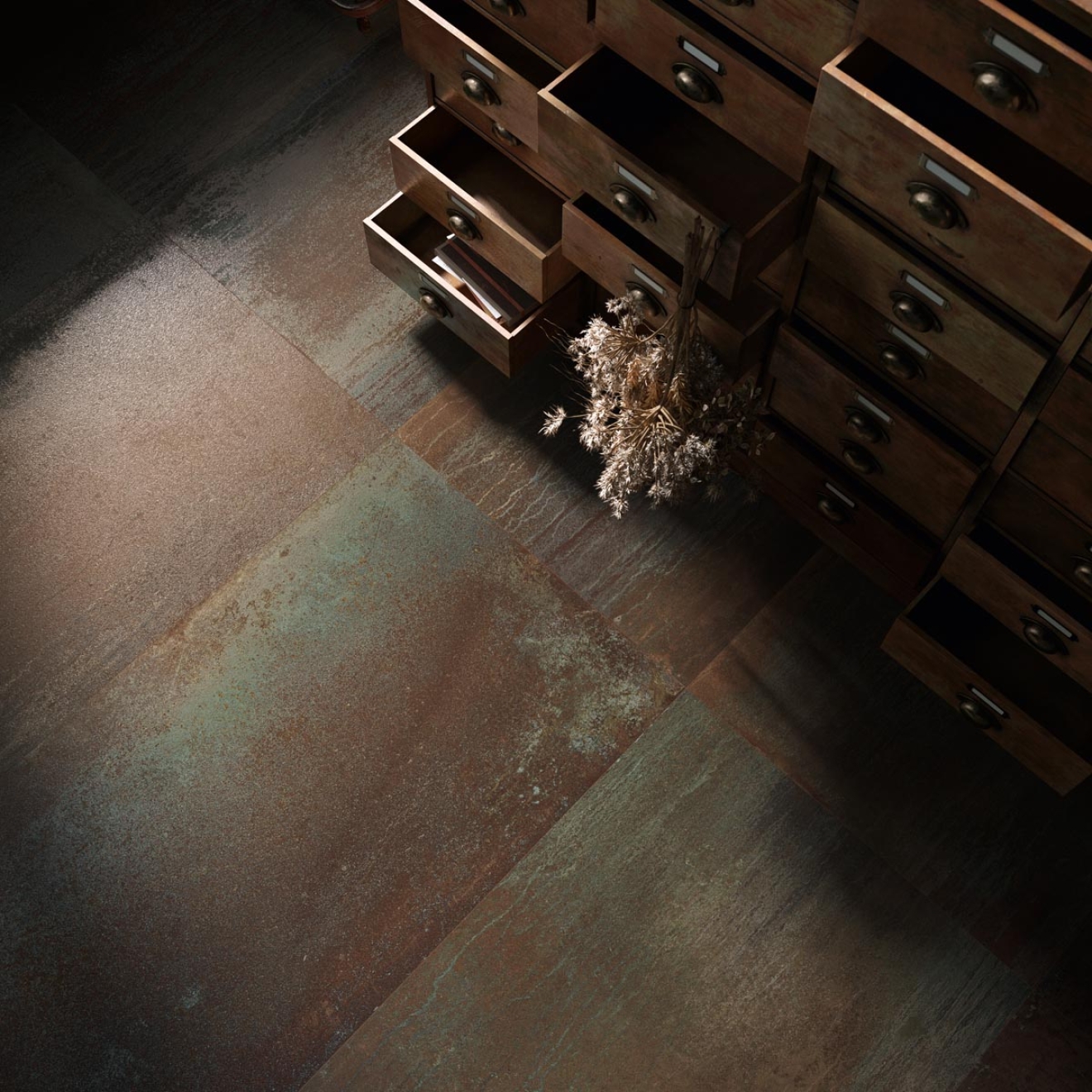 Fliese Sant Agostino Dripart in der Farbe Bronze verlegt unter einem Regal