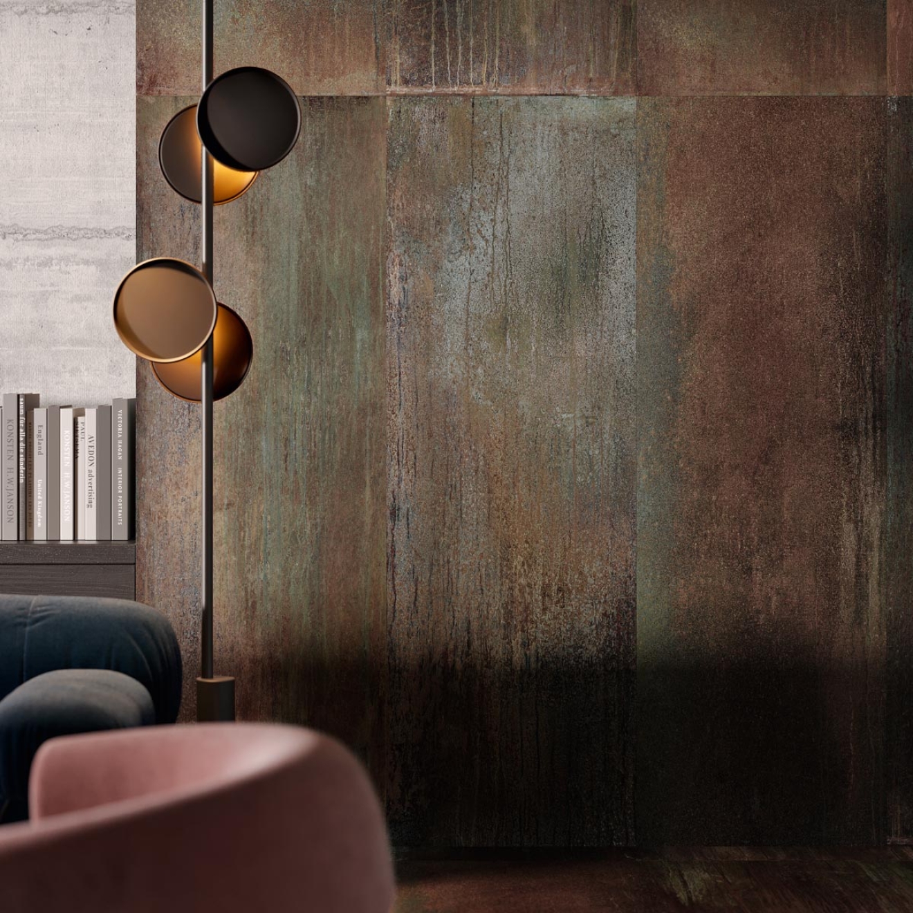 Fliese Sant Agostino Dripart in der Farbe Bronze verlegt hinter einem Sessel