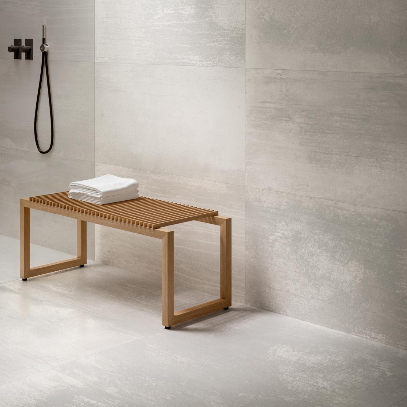 Fliese Sant Agostino Dripart in der Farbe Titanium verlegt in einer Dusche