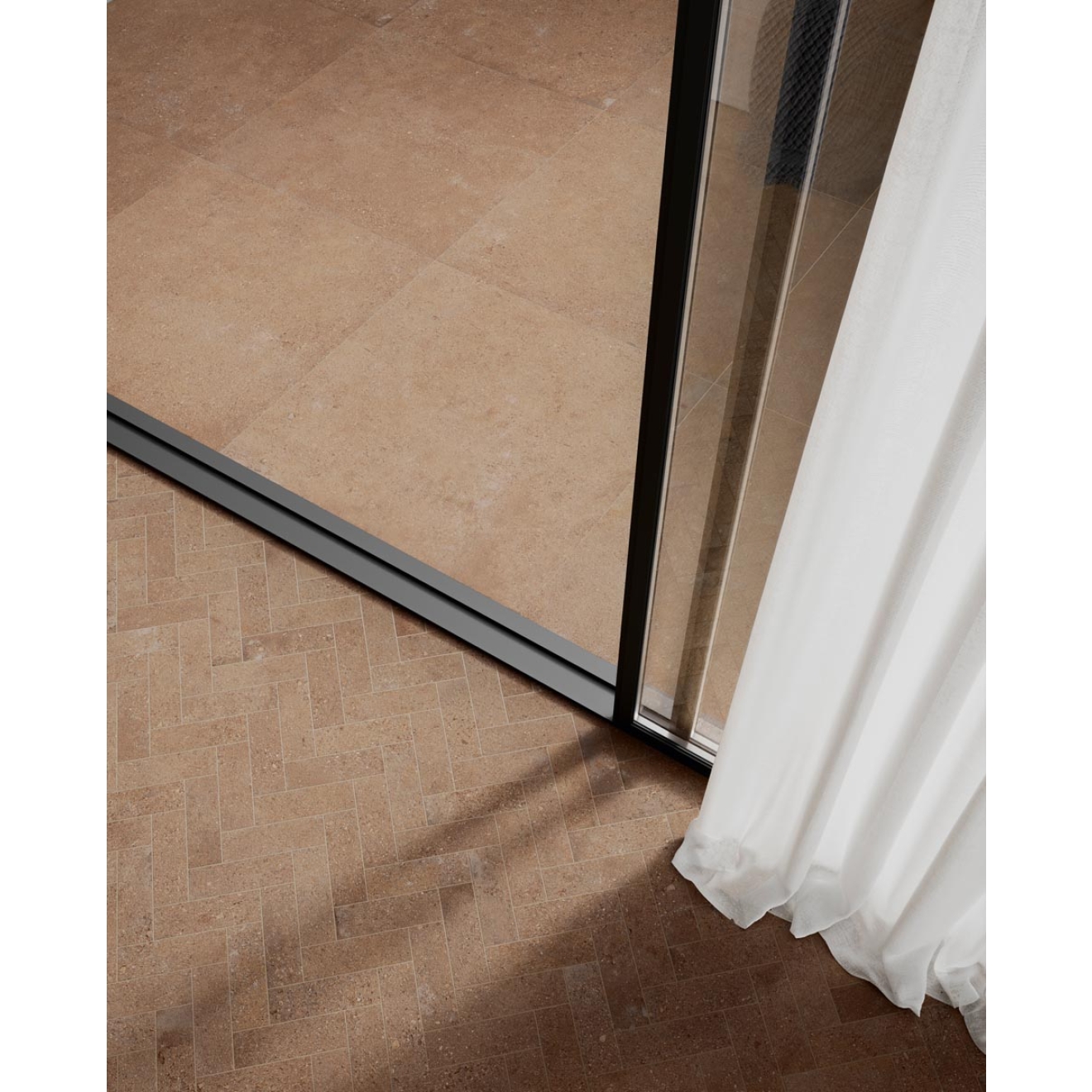 Fliese Sant Agostino Duo in der Farbe Back Caramel verlegt an einer Terrassentür