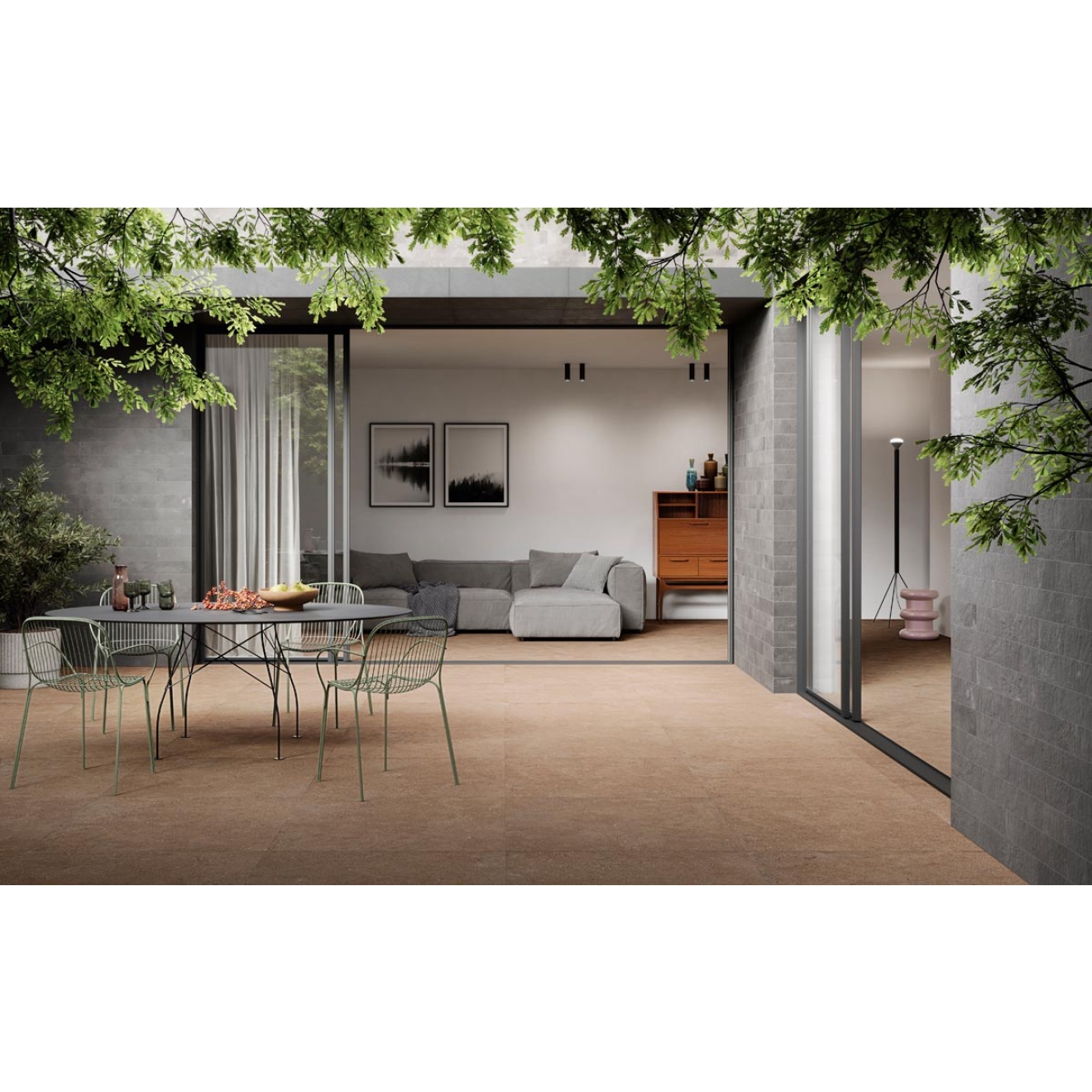 Fliese Sant Agostino Duo in der Farbe Back Caramel verlegt auf einer Terrasse und in einem Wohnzimmer