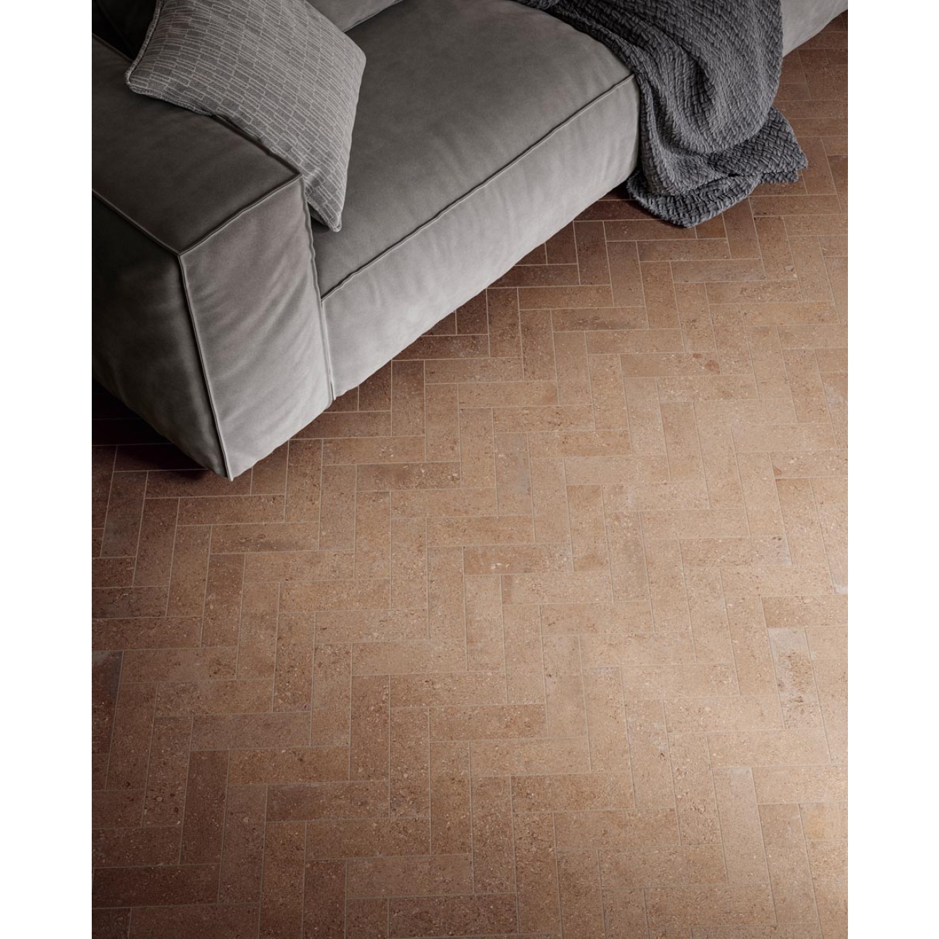 Fliese Sant Agostino Duo in der Farbe Back Caramel verlegt unter einem Sofa