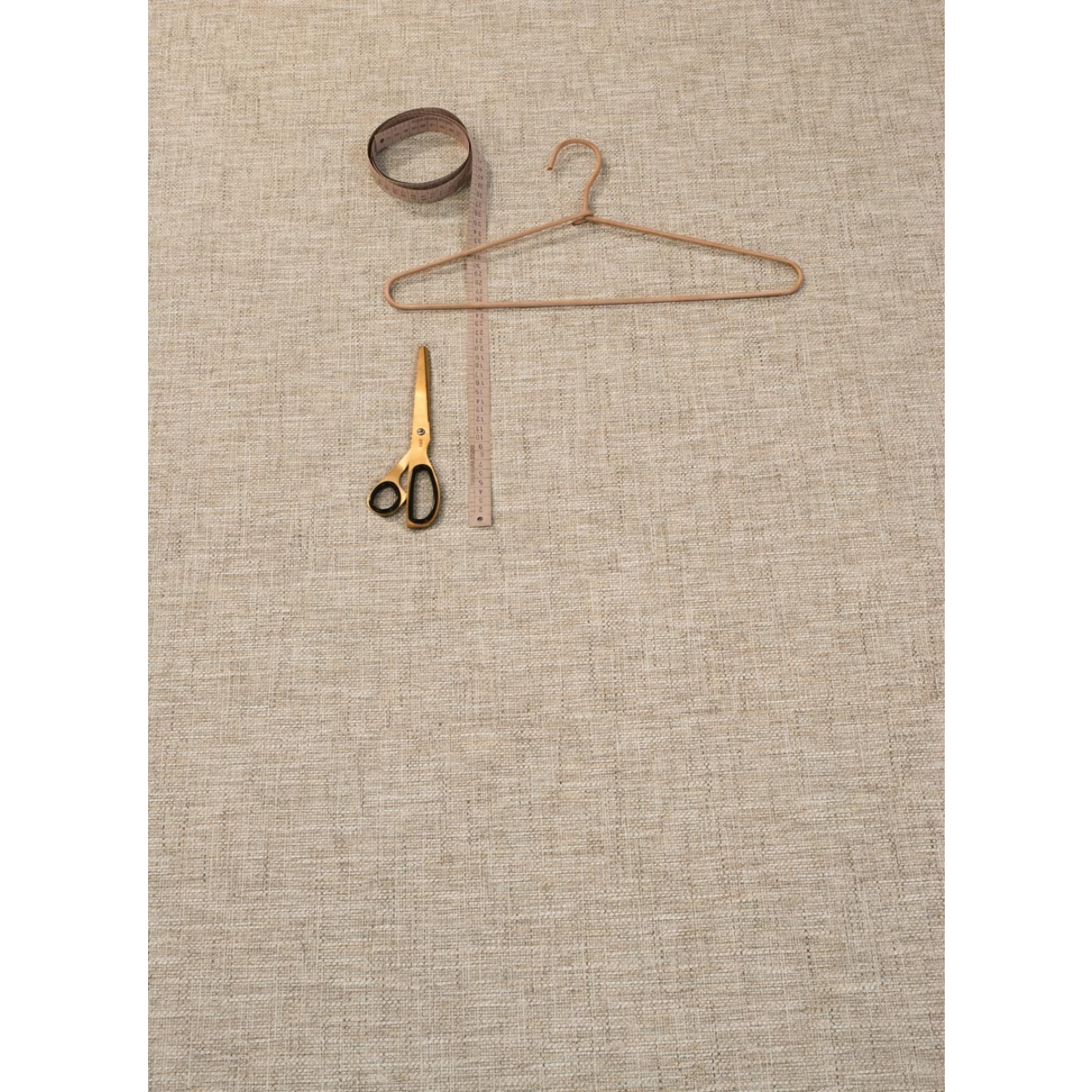 Fliese Sant Agostino Fineart in der Farbe Ecru verlegt unter einem Kleiderbügel