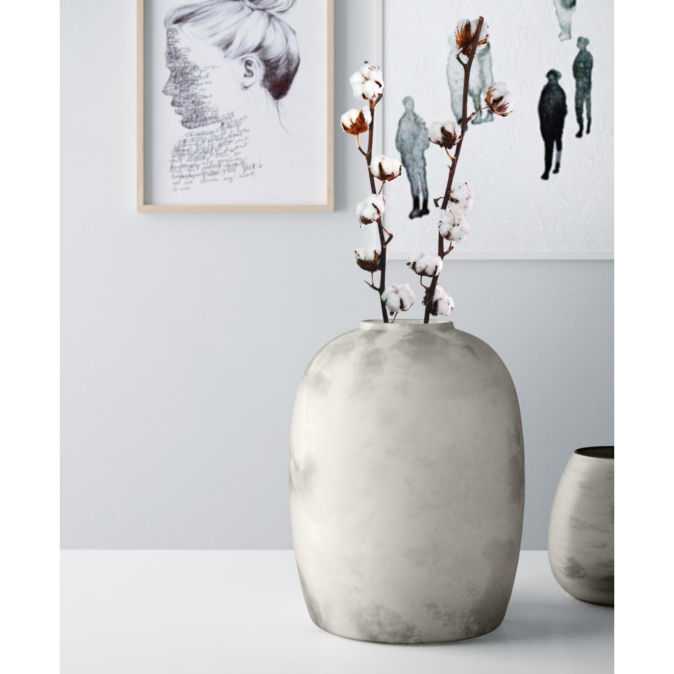 Fliese Sant Agostino Fineart in der Farbe Grey verlegt hinter Gemälden