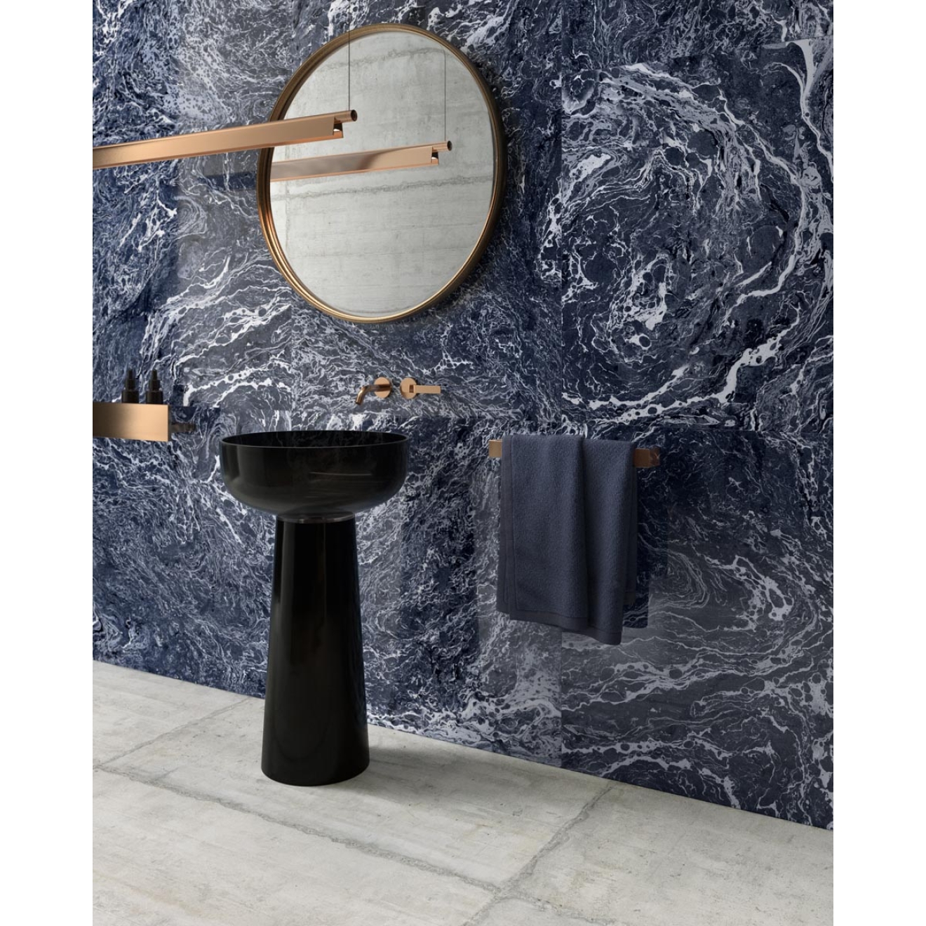 Fliese Sant Agostino Form in der Farbe Cement verlegt unter einem Waschbecken