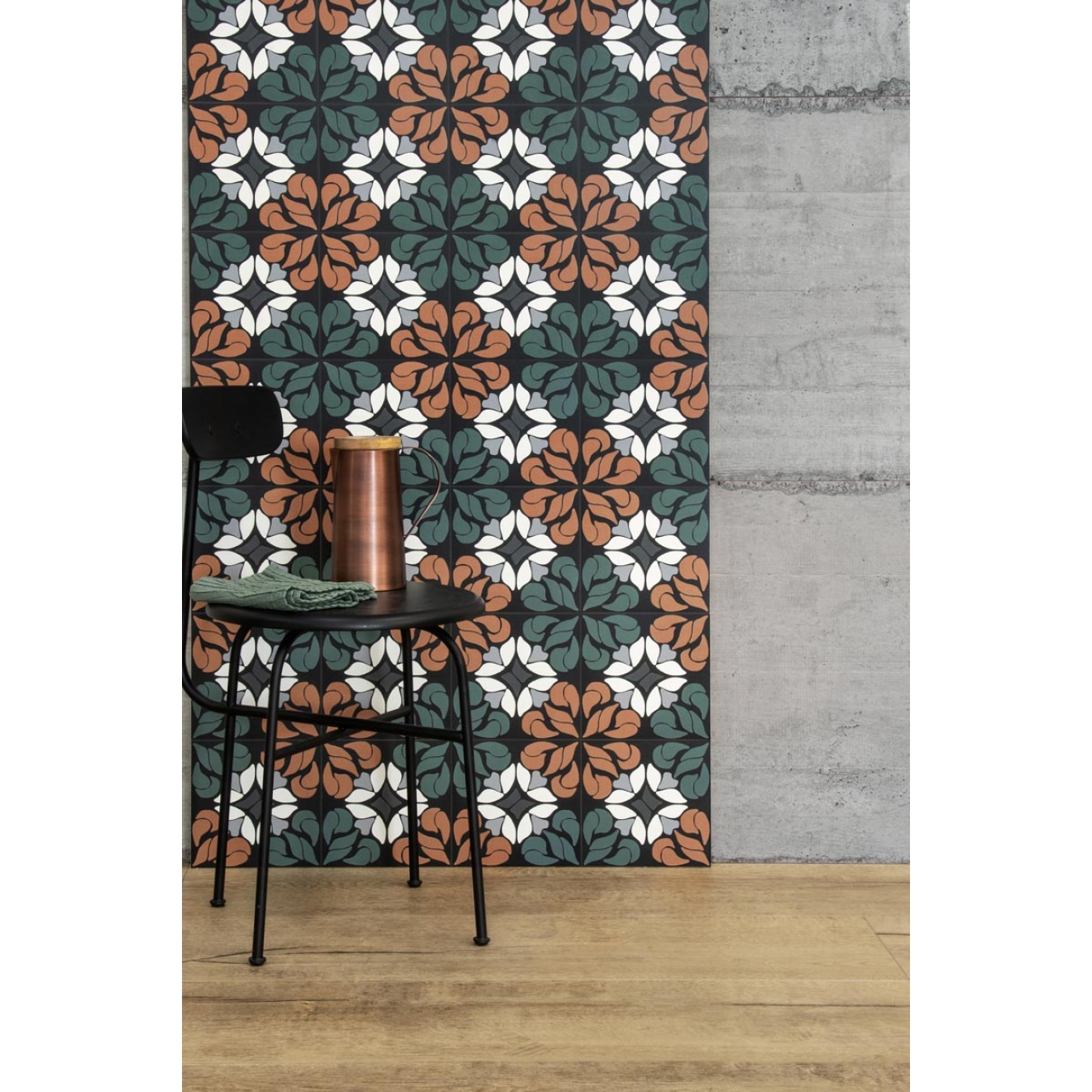 Fliese Sant Agostino Form in der Farbe Cement verlegt neben Dekorfliesen