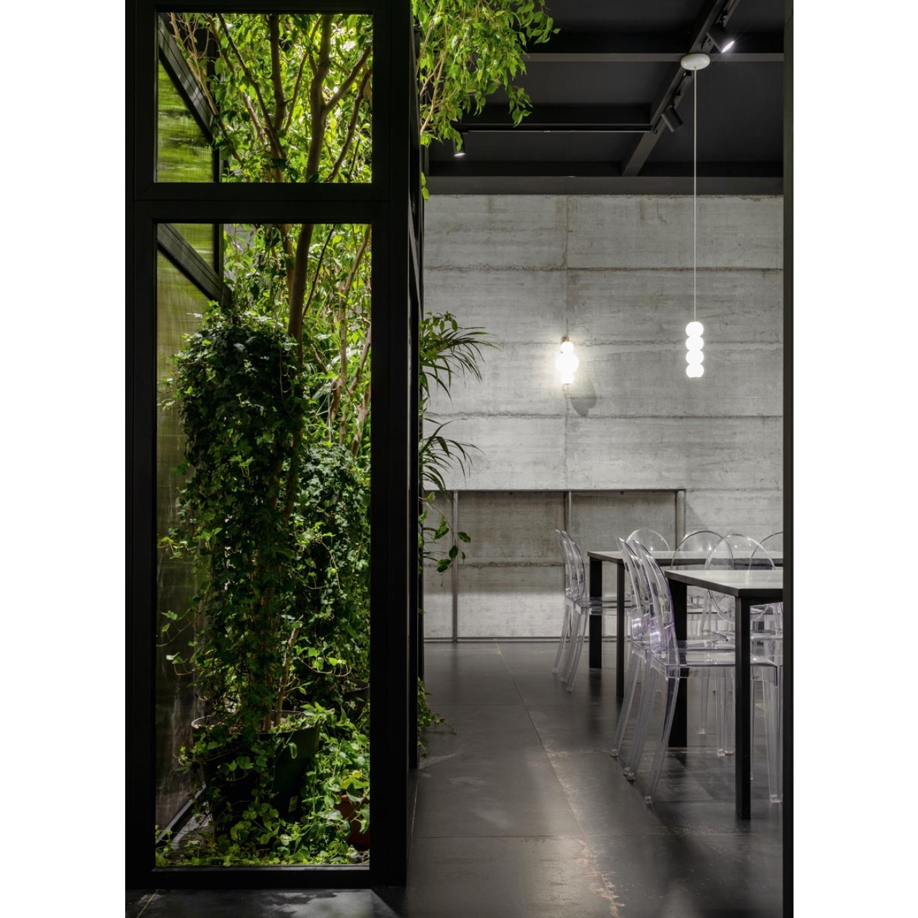 Fliese Sant Agostino Form in der Farbe Cement verlegt in einer Botanikausstellung