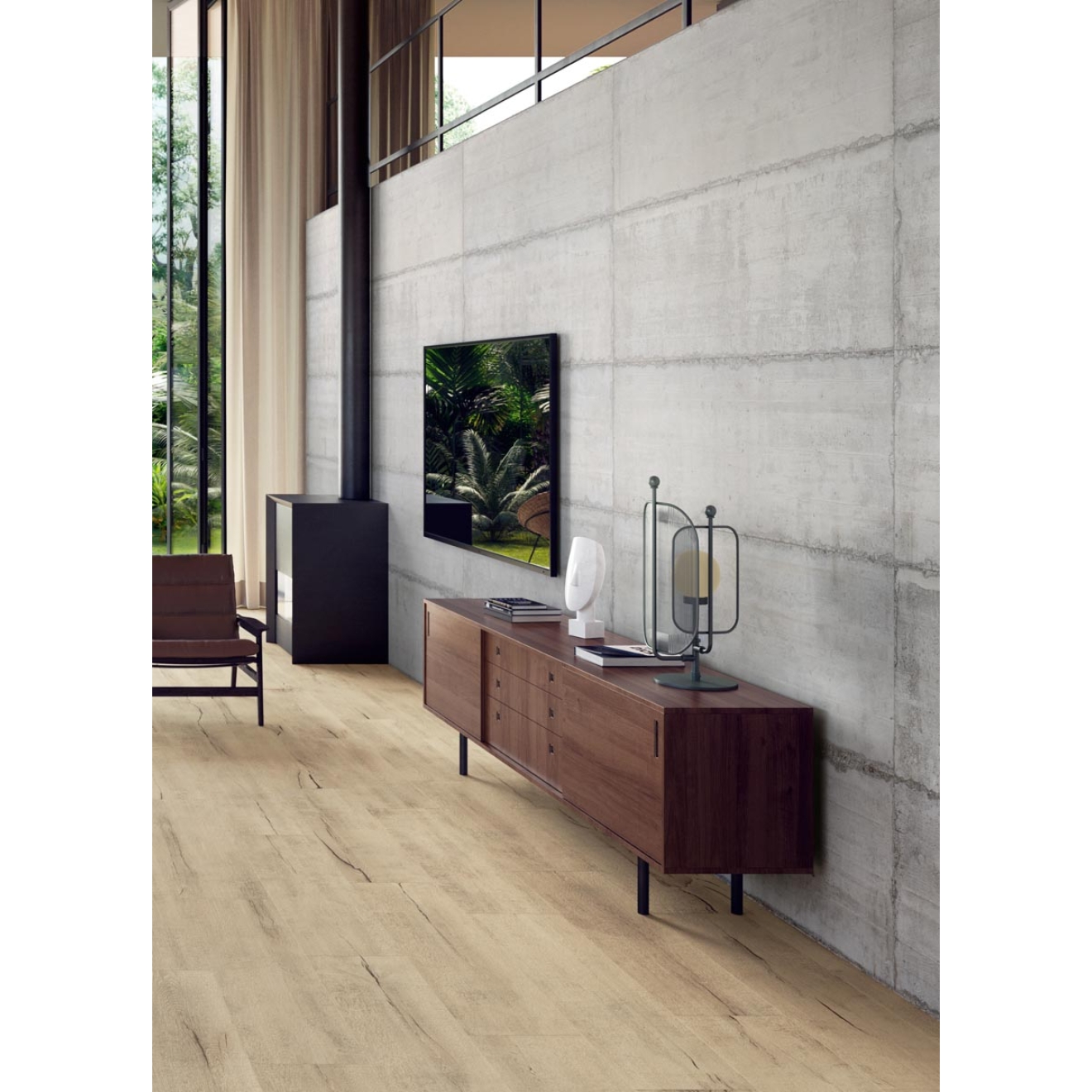 Fliese Sant Agostino Form in der Farbe Cement verlegt hinter einem Fernseher und Ofen