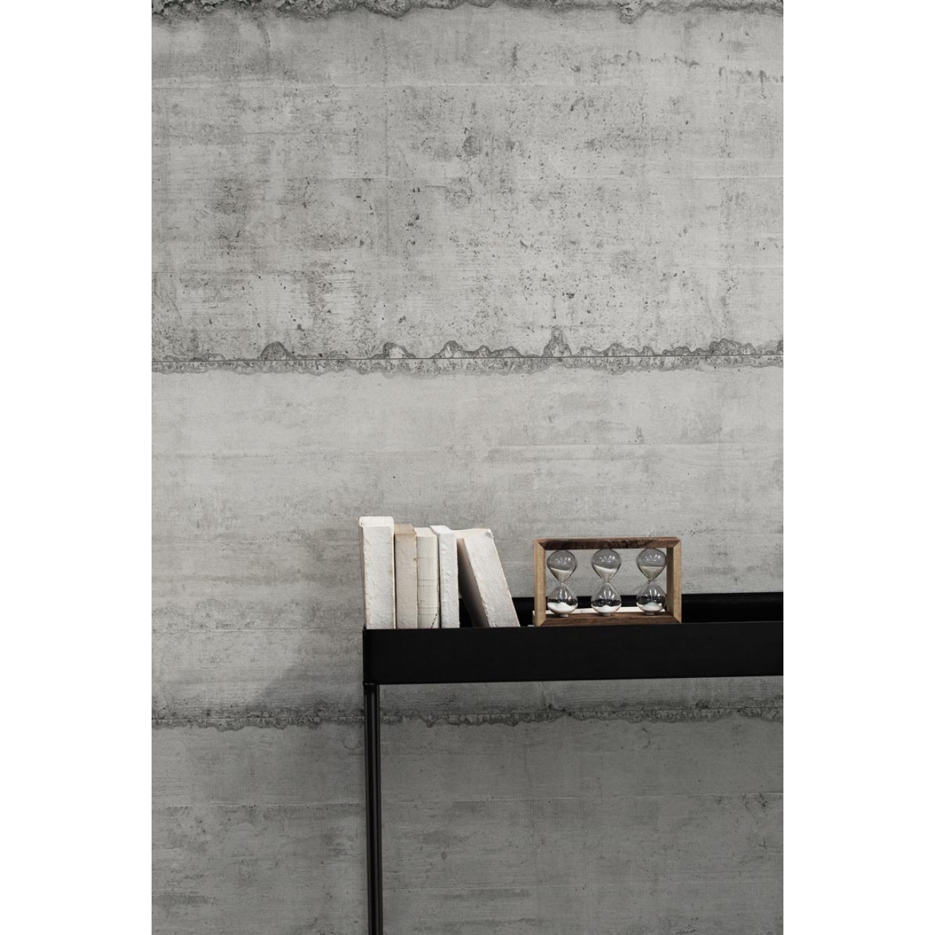 Fliese Sant Agostino Form in der Farbe Cement verlegt hinter einer Kommode mit Büchern