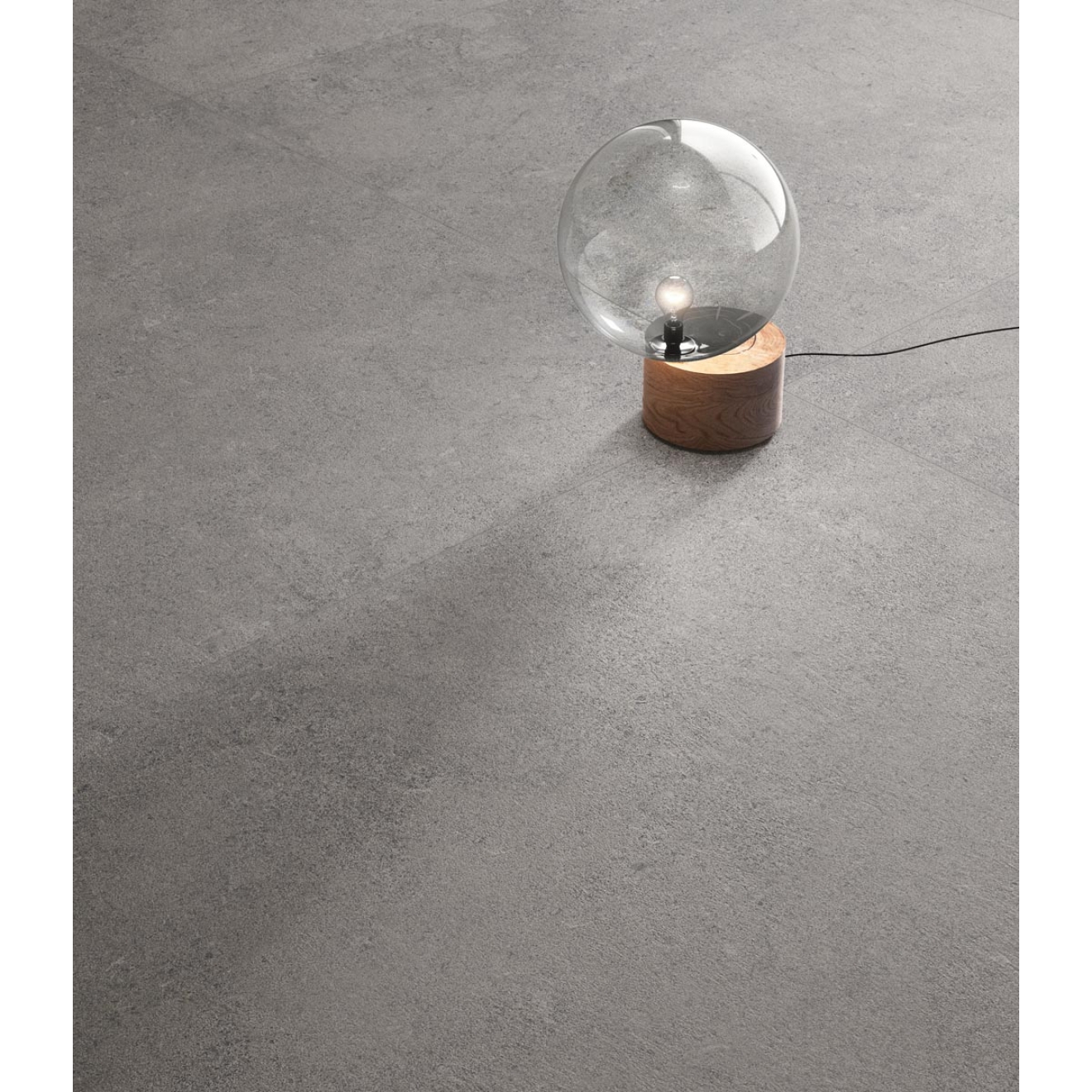 Fliese Sant Agostino Highstone in der Farbe Grey verlegt unter einer Glühlampe