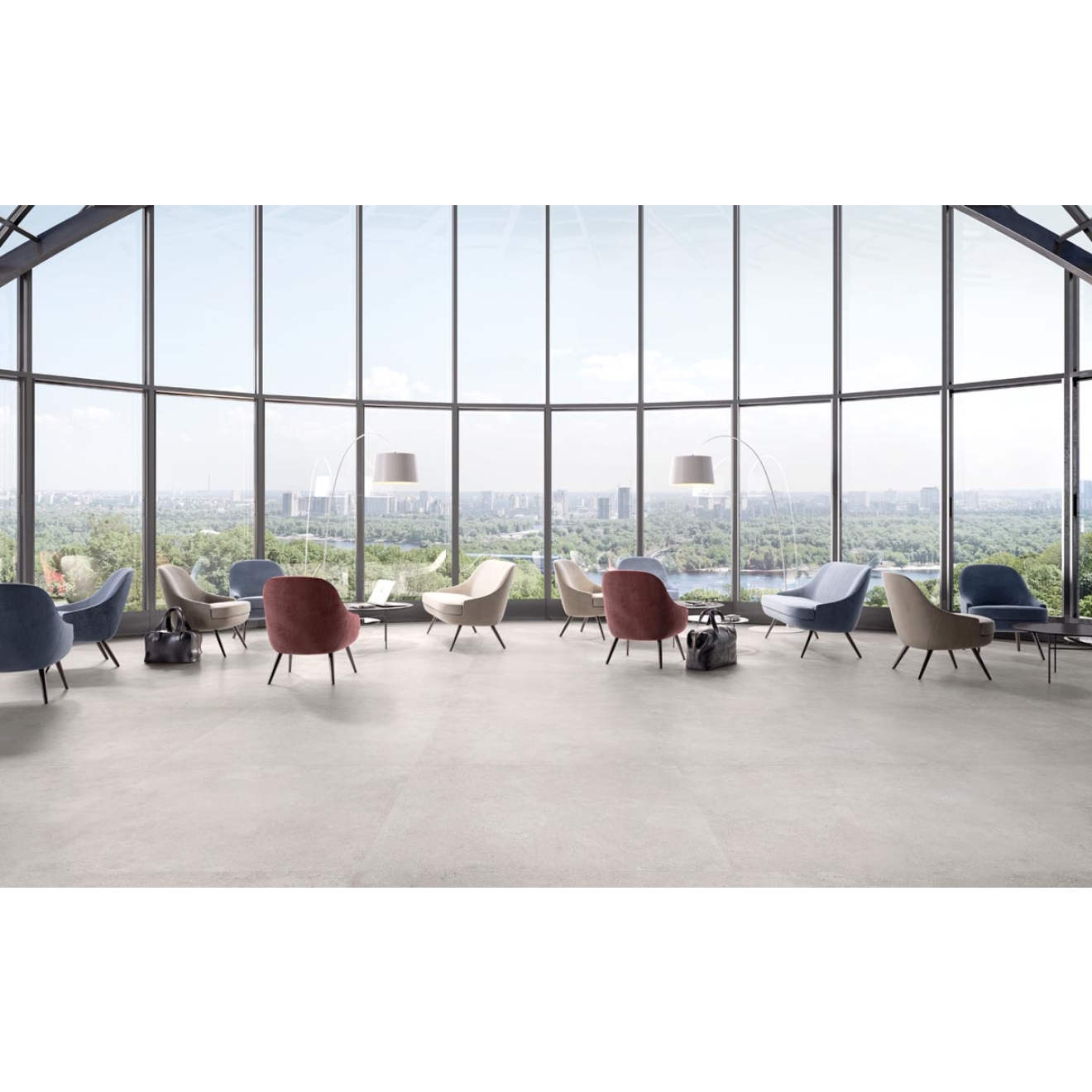 Fliese Sant Agostino Highstone in der Farbe Pearl verlegt vor einer Glasfront