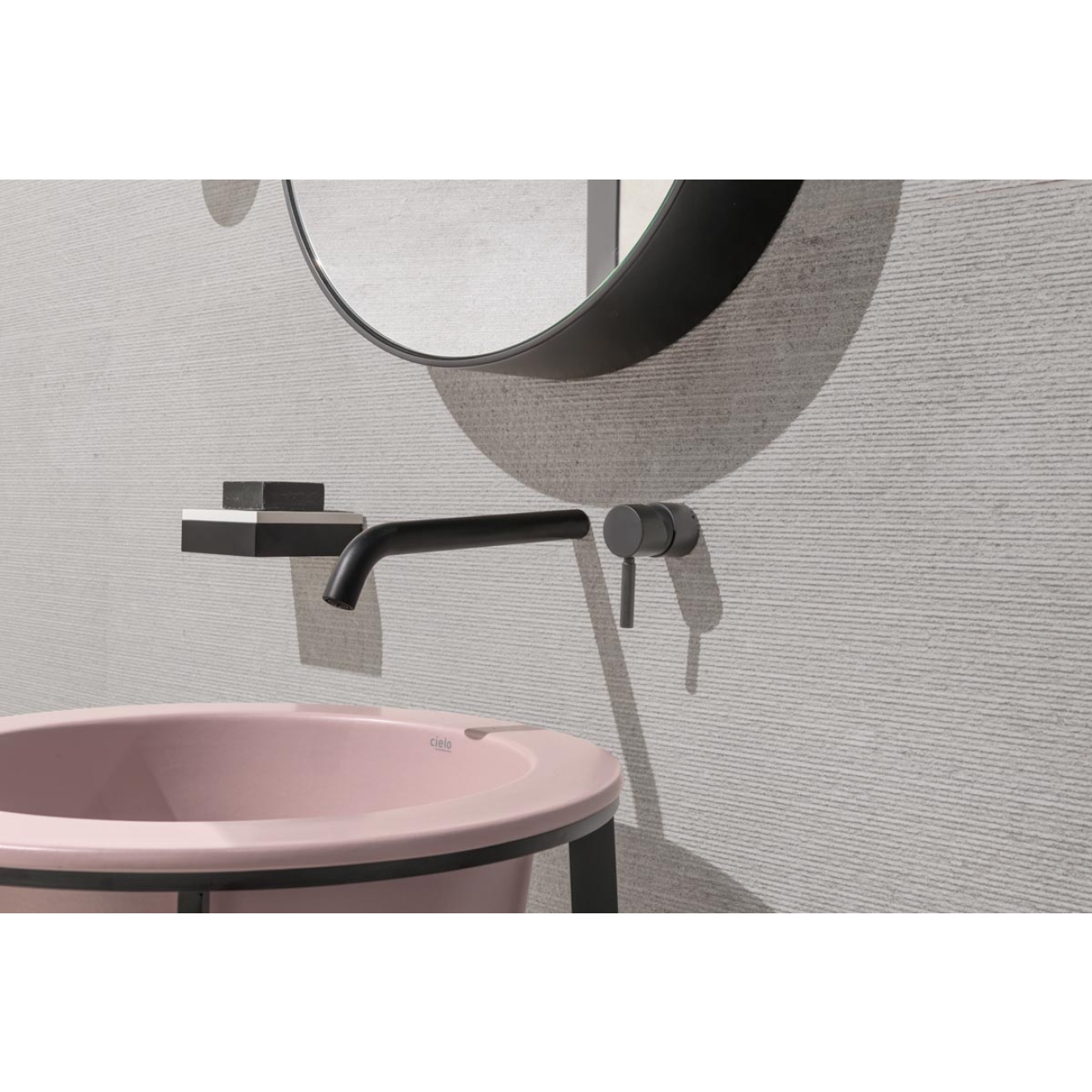 Fliese Sant Agostino Highstone in der Farbe Pearl verlegt an einem Waschbecken