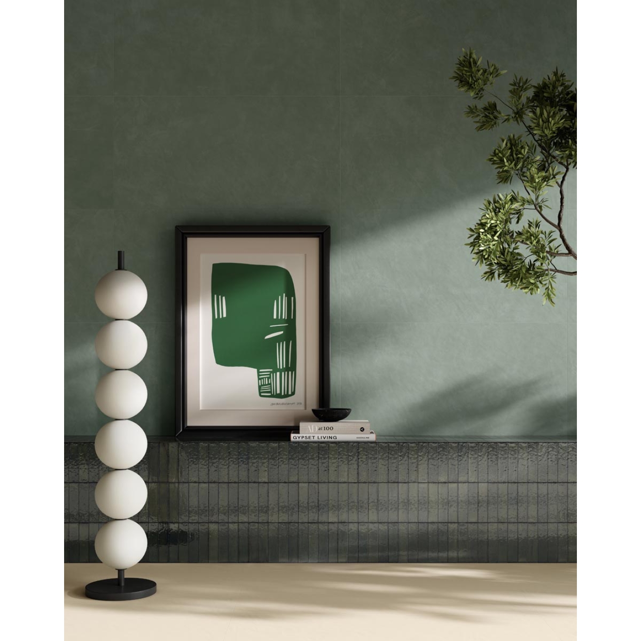 Fliese Sant Agostino Insideart Color in der Farbe Light verlegt vor einem Gemälde