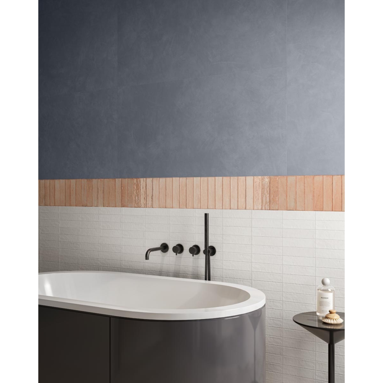 Fliese Sant Agostino Insideart Color in der Farbe Aqua verlegt hinter einer Badewanne