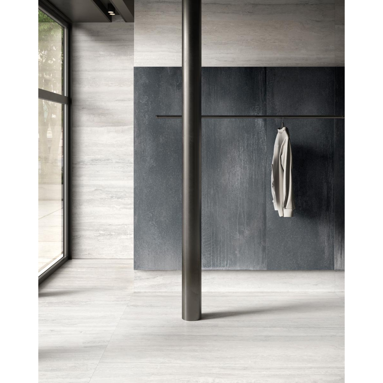 Fliese Sant Agostino Invictus in der Farbe White verlegt vor einer Kleiderstange