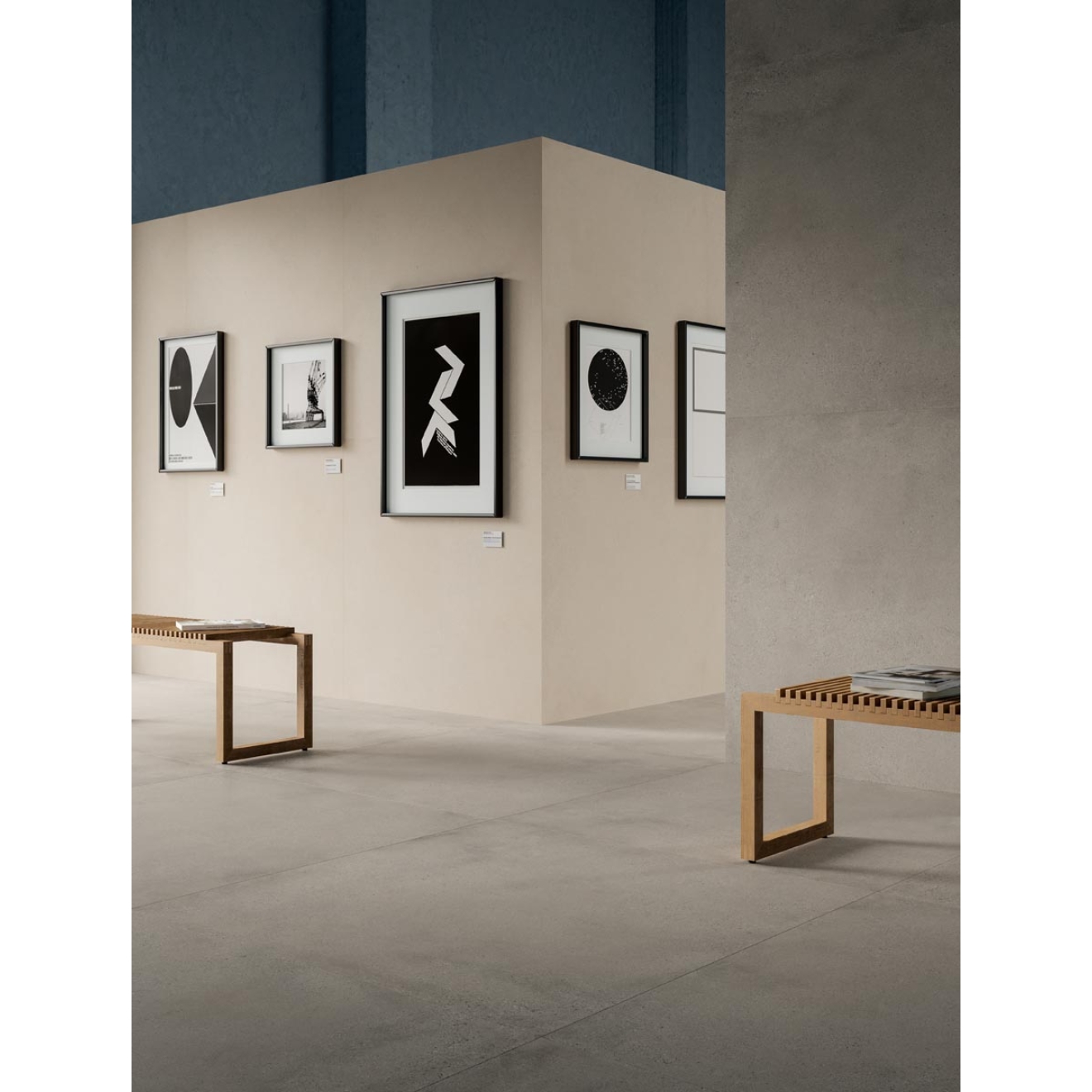 Fliese Sant Agostino Logico in der Farbe Cosmo Cement verlegt in einer Kunstaustellung