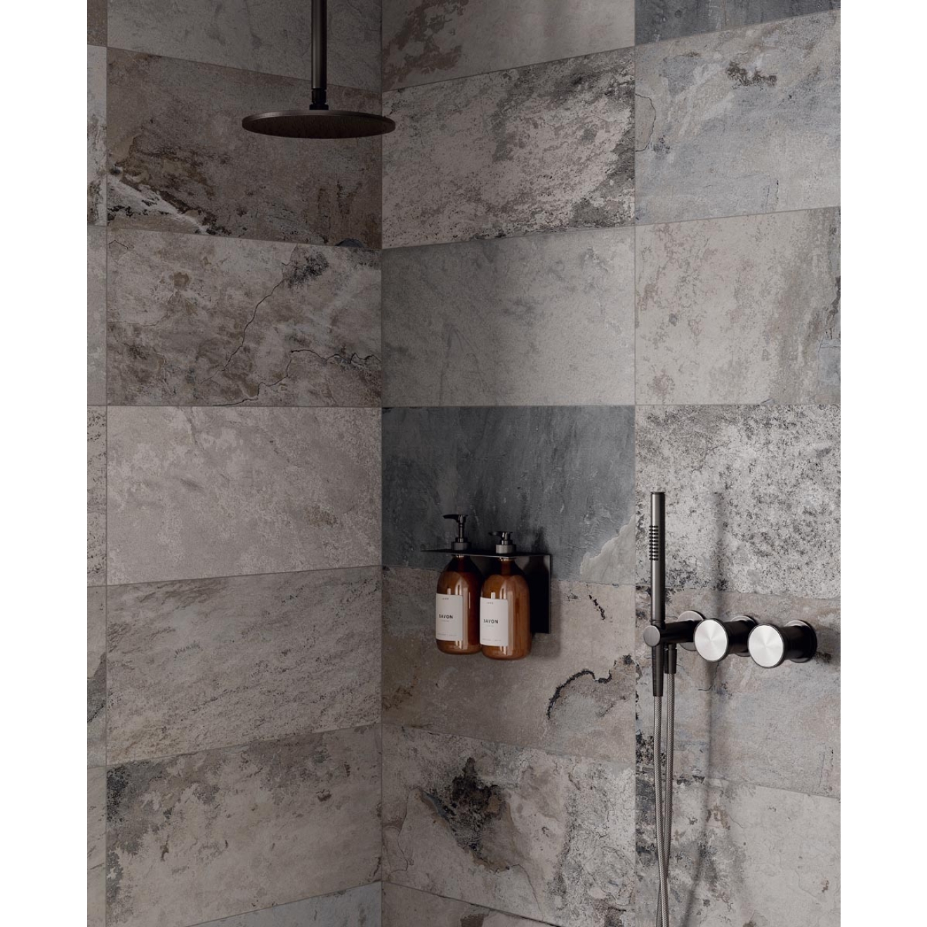 Fliese Sant Agostino Metastone in der Farbe Fog verlegt in einer Dusche