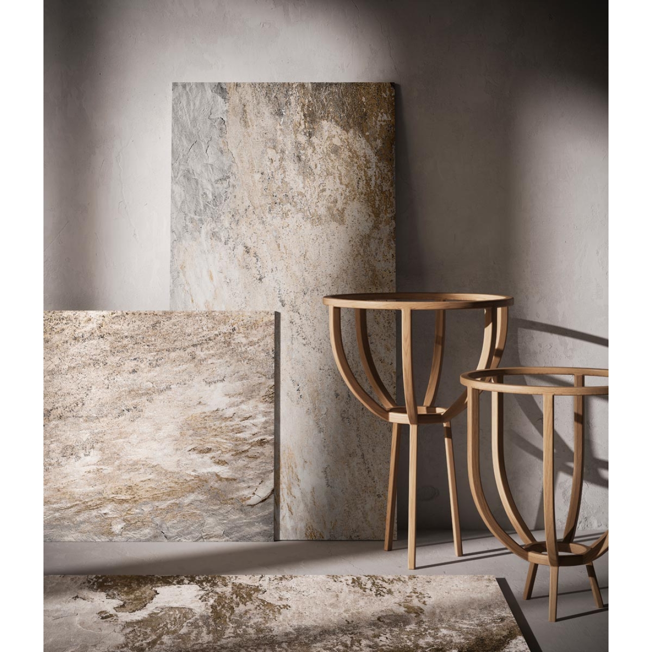 Fliesen Sant Agostino Metastone in der Farbe Mud liegen auf dem Boden und sind an einer Wand angelehnt