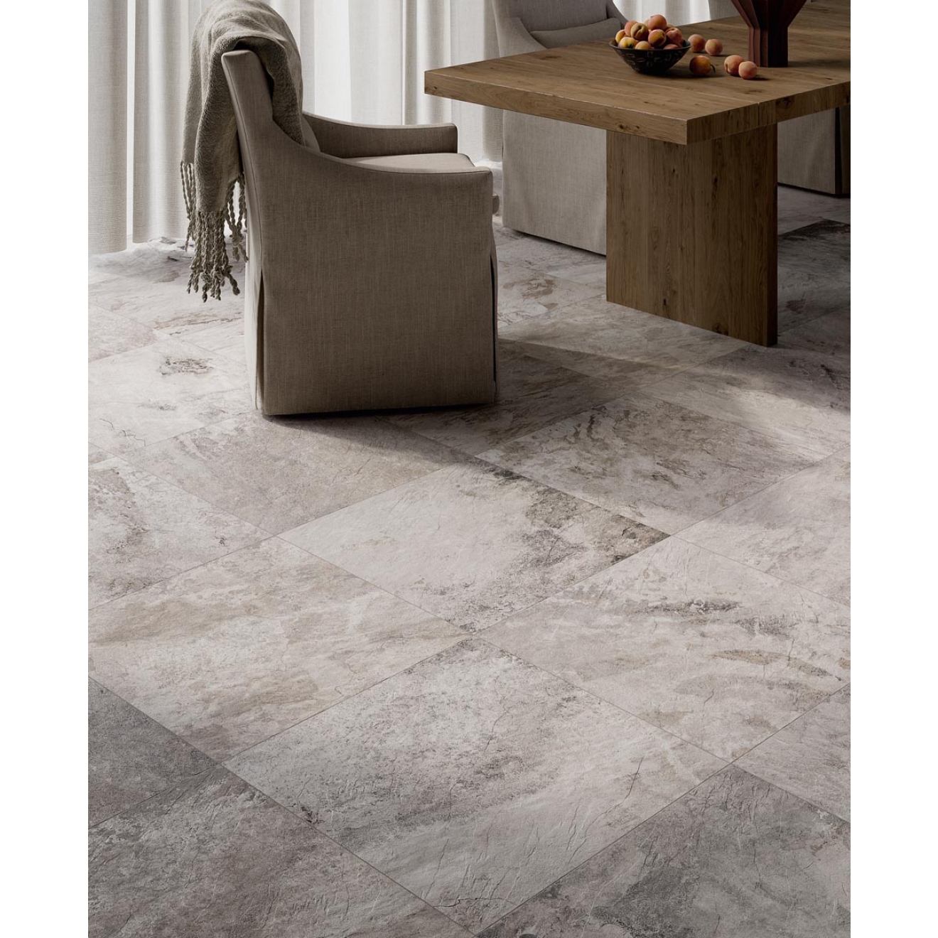 Fliese Sant Agostino Metastone in der Farbe Mud verlegt unter einem Esstisch